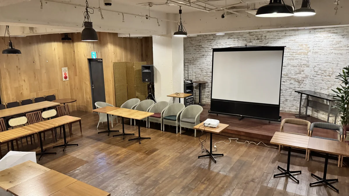 JINNAN CAFE渋谷のイベントスペース。プロジェクタースクリーンと多数の席