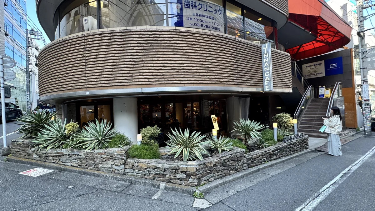 JINNAN CAFE渋谷の外観。丸みを帯びたレンガ調の建物とJINNAN CAFEのサイン