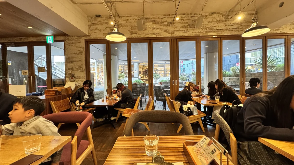 JINNAN CAFE渋谷の混み合う1F店内。多くのお客が食事を楽しんでいる