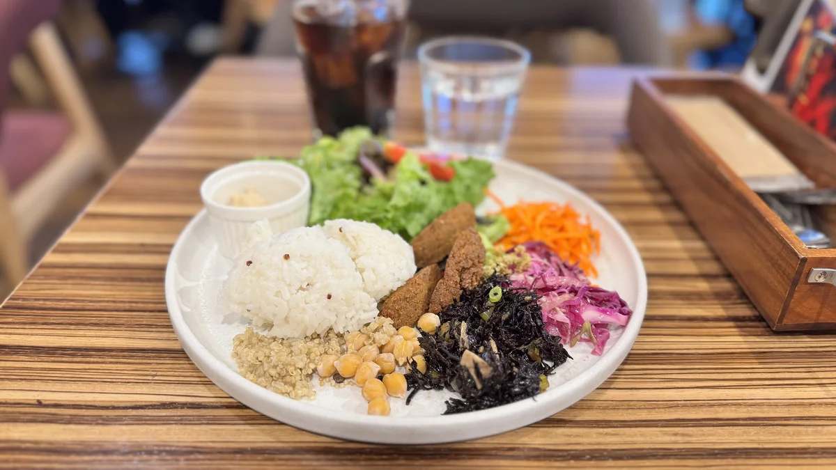 JINNAN CAFE渋谷のヴィーガンプレート（¥1,350）。ご飯・フォラフェル・ひじき・キャロットラペ・サラダなど彩り豊か