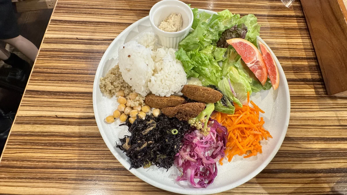 JINNAN CAFE渋谷のヴィーガンプレートアップ。フォラフェル・ひじき・紫キャベツ・キャロットラペが色彩豊か