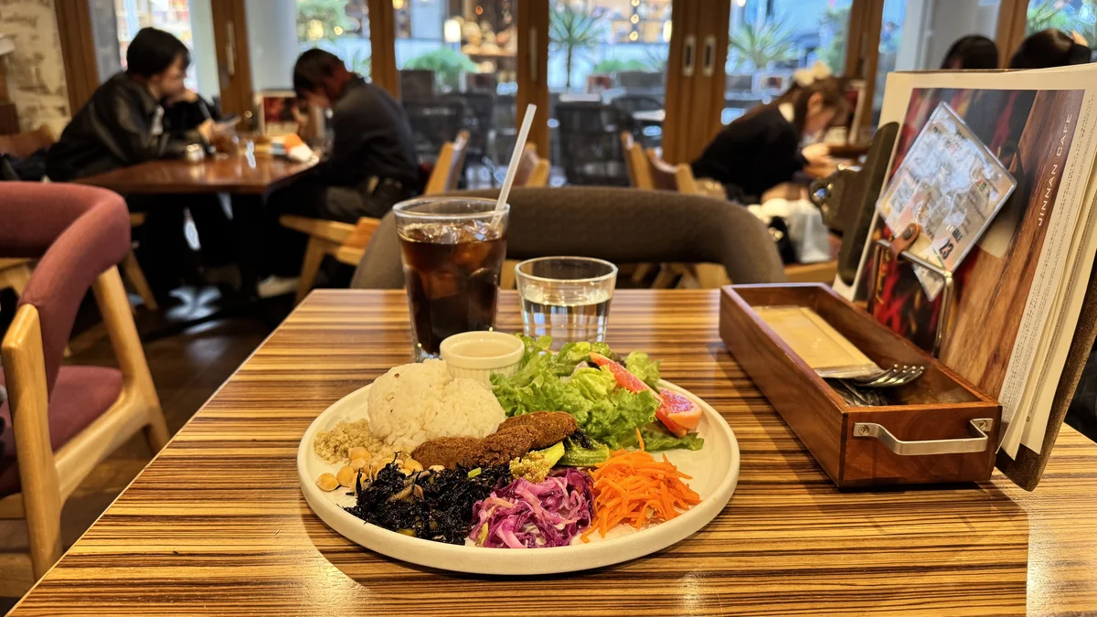 JINNAN CAFE渋谷のヴィーガンプレートセット（アイスコーヒー・お水付き）と店内の様子