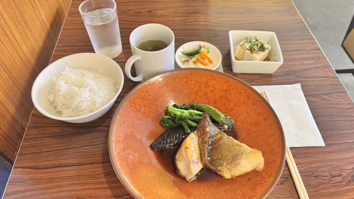 LOTUS 表参道 ぶりの照り焼き定食。白米・小菜・漬物・汁物付き
