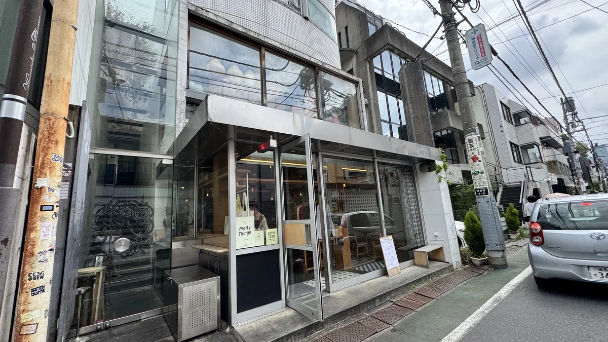 LOTUS 表参道 外観。神宮前の路地に面したガラス張りのビル