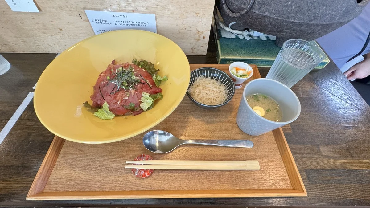 鰹のづけ丼（黄色いお皿）