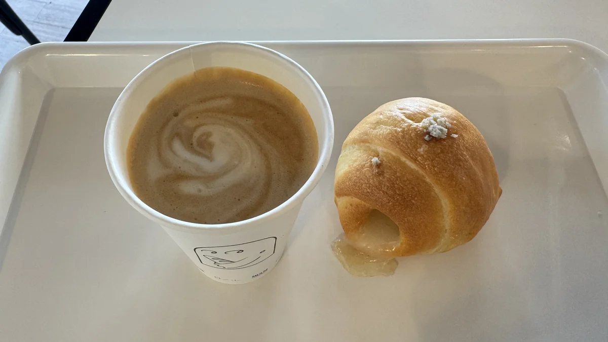MUUN Seoul 原宿店のソイラテと塩パン・接写
