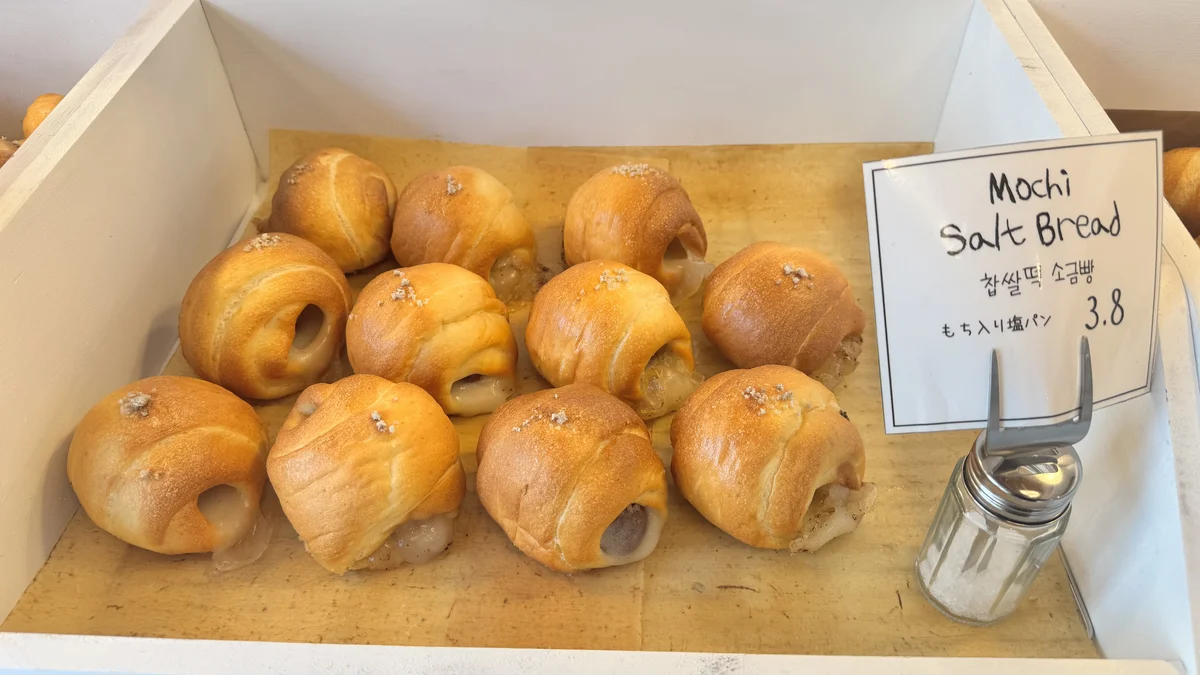 MUUN Seoul 原宿店のもち入り塩パン・接写