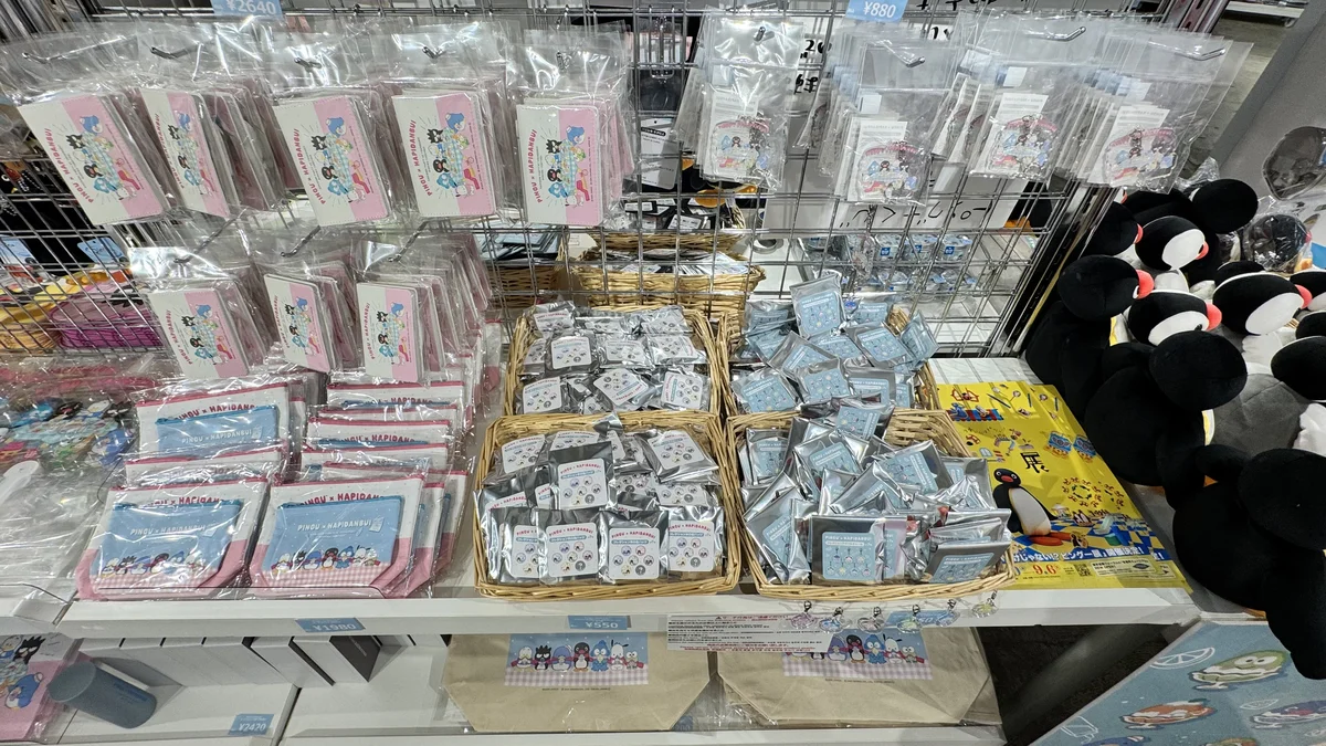 コレクションステッカー（各¥440）・フォト風カード（各¥440）・ミニノートなどステーショナリー系も豊富