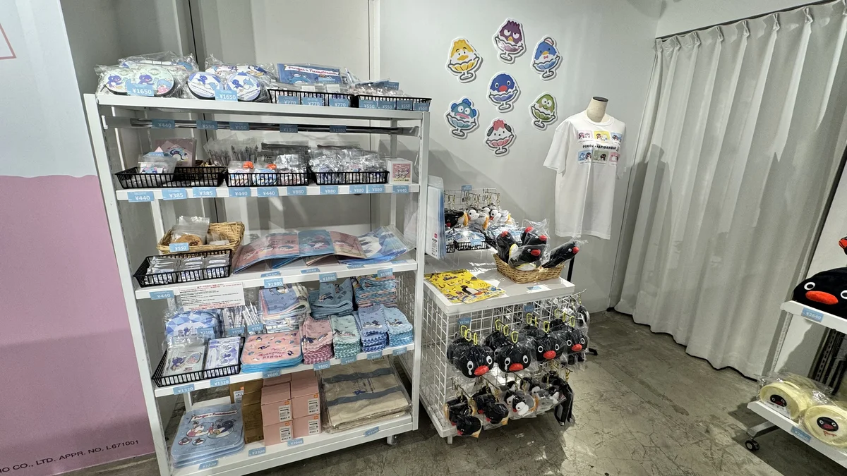 ピングー×はぴだんぶいコラボグッズ棚1（缶バッジ・ポーチ・クリアファイル・Tシャツ等）