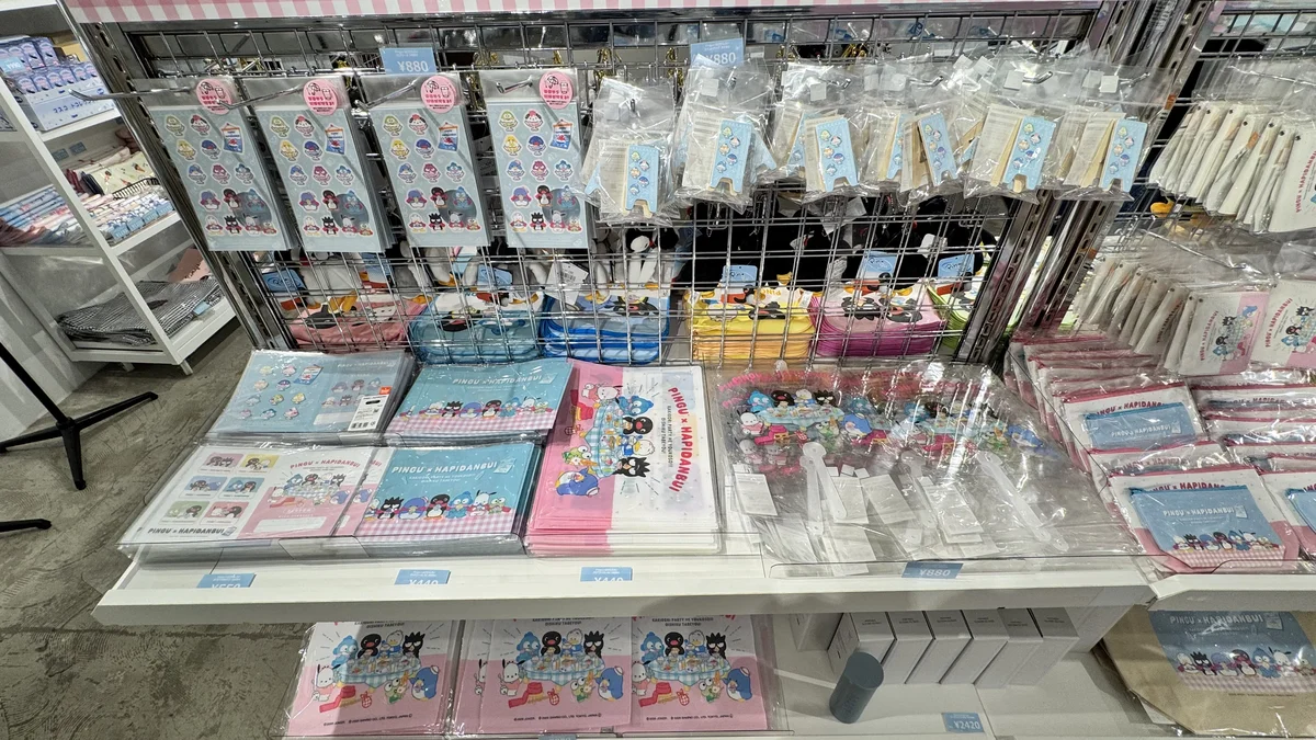 ピングー×はぴだんぶいコラボステッカー・ミニノート・クリアファイル等グッズ棚