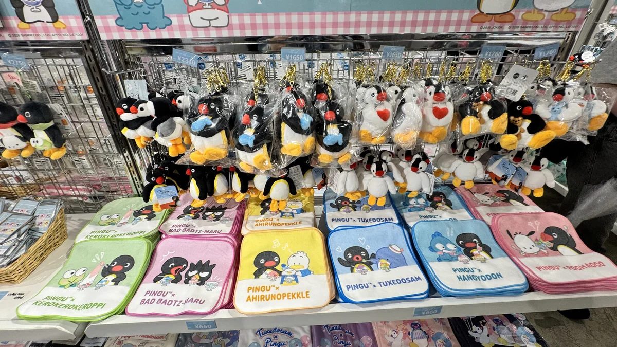 ピングー×はぴだんぶいコラボマスコット（ポシェット型）サンプル展示。はぴだんぶい6キャラ×ピングーのコラボ
