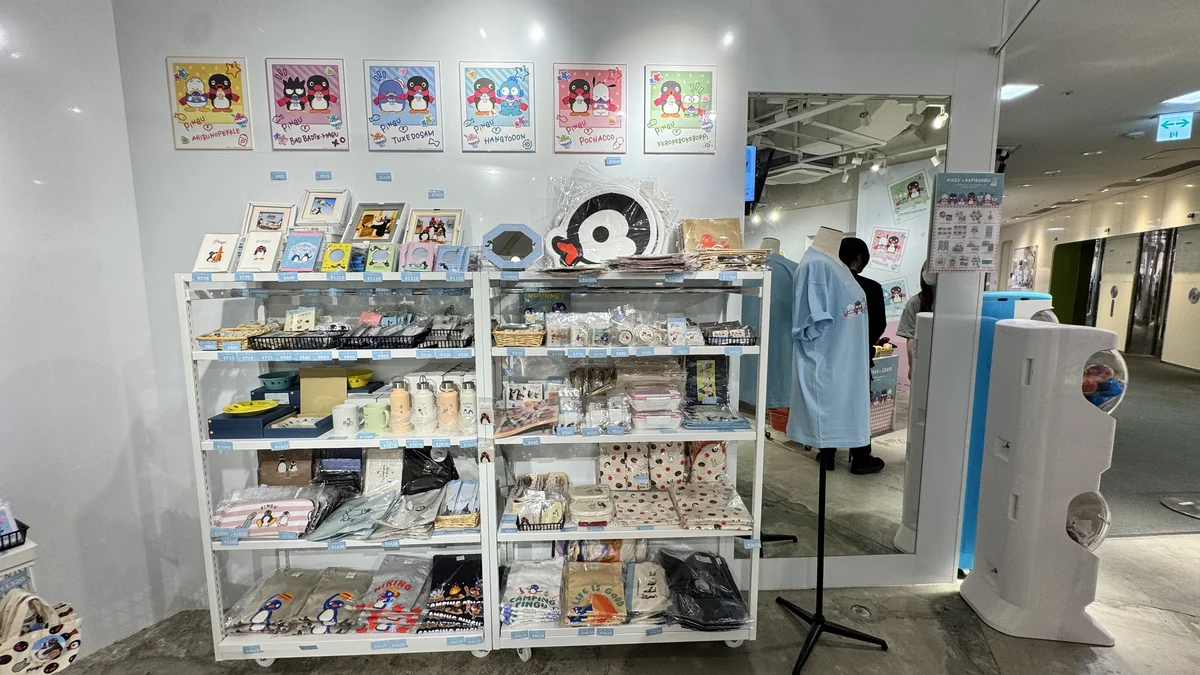 ピングー×はぴだんぶいコラボマスコット各種とハンドタオル（各660円）