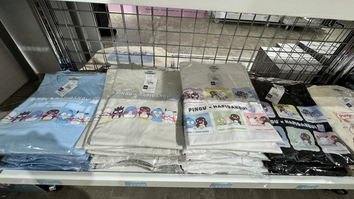 コラボTシャツ（各¥4,400）。はぴだんぶい全員とピングーが並んだデザインで着こなしや着こなしやすいカラー展開