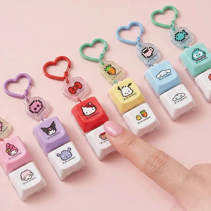 クリック キーボードキーホルダーをバッグやスマホに装着した例