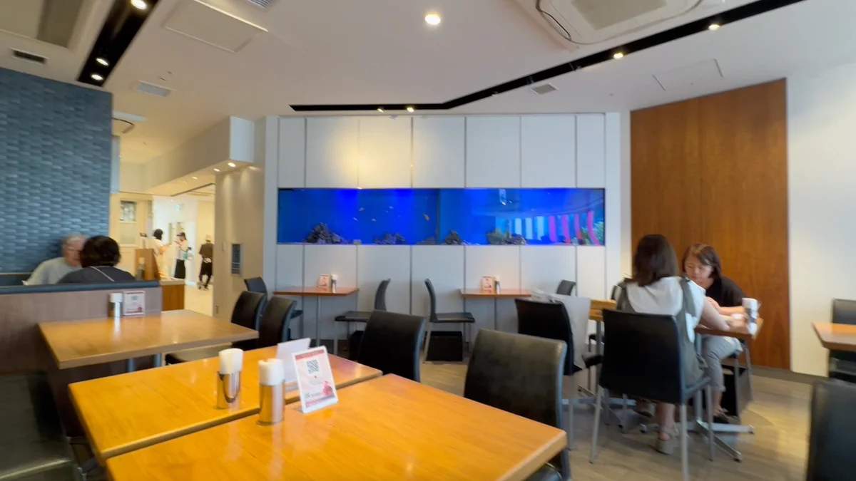 SHUTTERS表参道の明るく開放的な店内。壁面の大型水槽が印象的