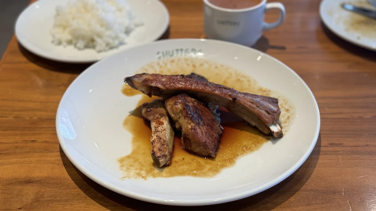 SHUTTERS表参道の名物スペアリブ(北海道産豚・醤油味)のアップ