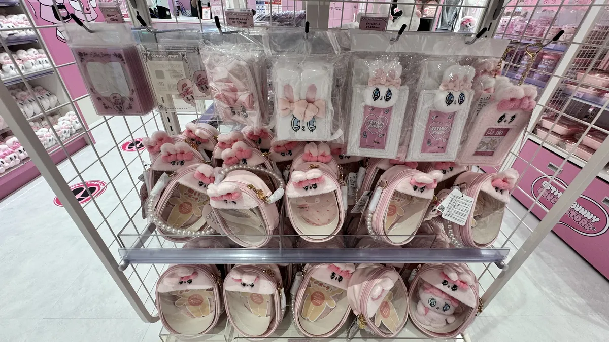 エスターバニーのぬいぐるみ陳列棚