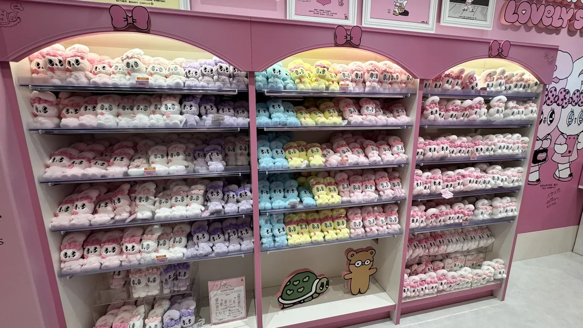 ピンク色に統一された店舗内のぬいぐるみディスプレイ