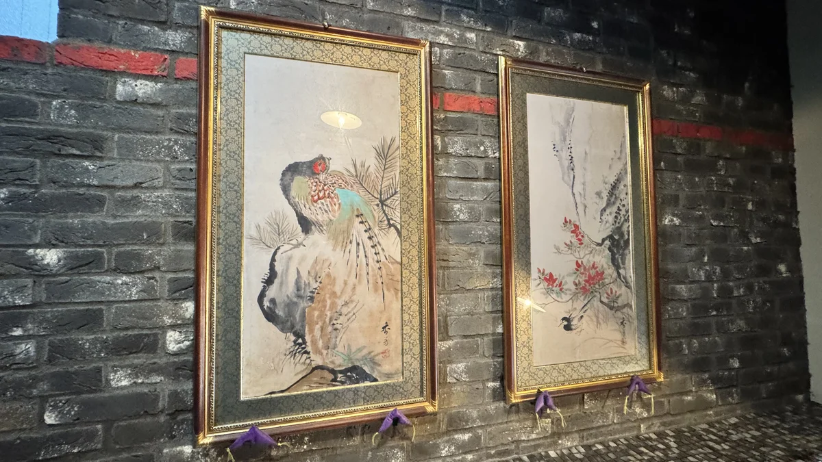 和牛鉄板焼つむぎ店内に飾られた日本画(キジと花鳥画)