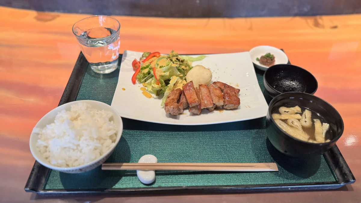 和牛鉄板焼つむぎの厳選ポーク鉄板焼きランチセット(ライス・味噌汁・サラダ・牛しぐれ付き)
