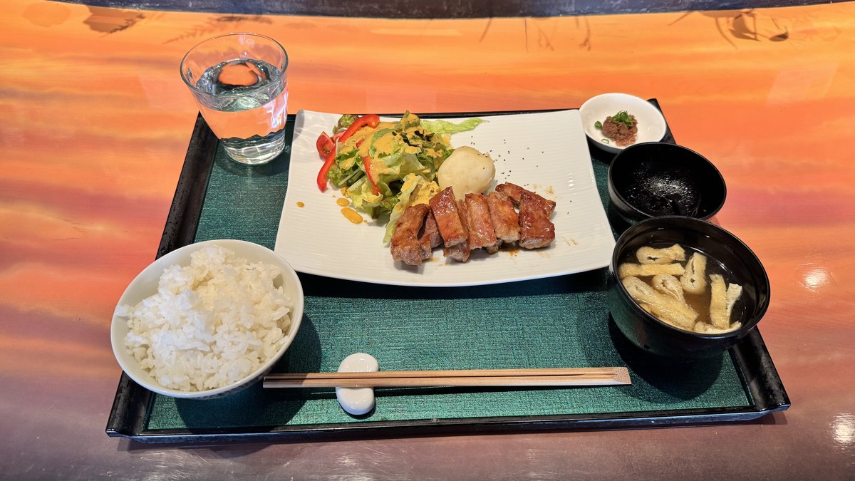 原宿・和牛鉄板焼「つむぎ」｜異世界感漂う個性派空間でポークソテーランチを堪能！