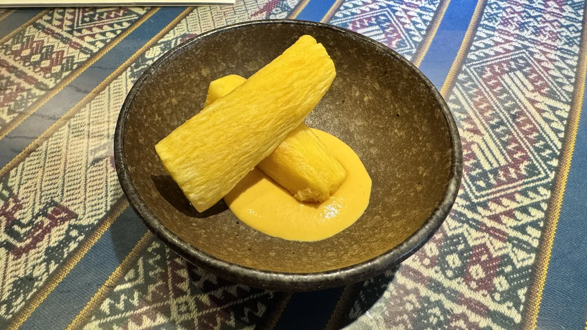 ペルー料理ALDO南青山店で提供された代替前菜。カラフルなカウサの代わりに出された芋料理とクリームソース