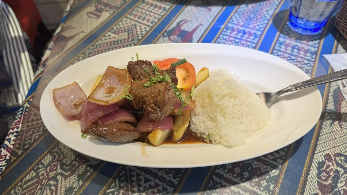 ペルー料理ALDO南青山店のロモ・サルタードを斜めから撮影。甘辛いソースが絡んだ牛肉とライス