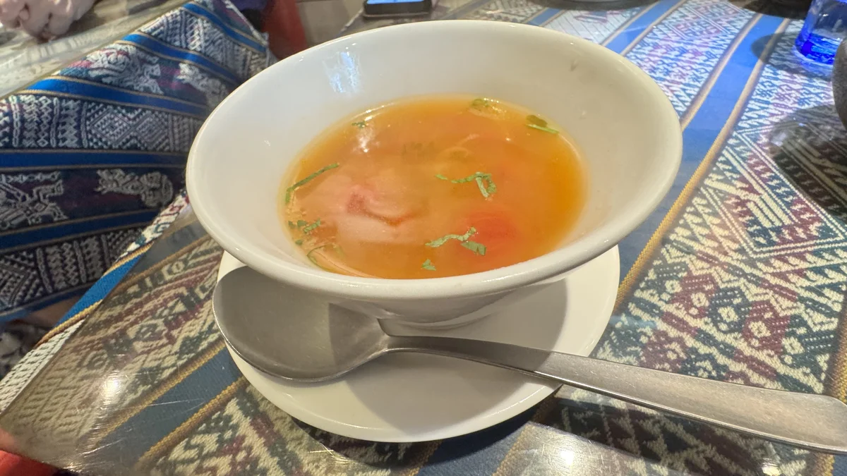 ペルー料理ALDO南青山店のランチに付くスープ。野菜が入った優しい味わいのコンソメスープ