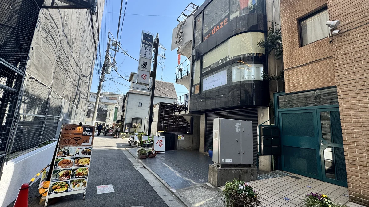 バーデイズの外観と立て看板