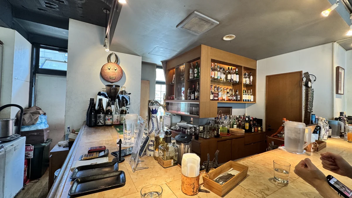 バーカウンターとお酒のボトル