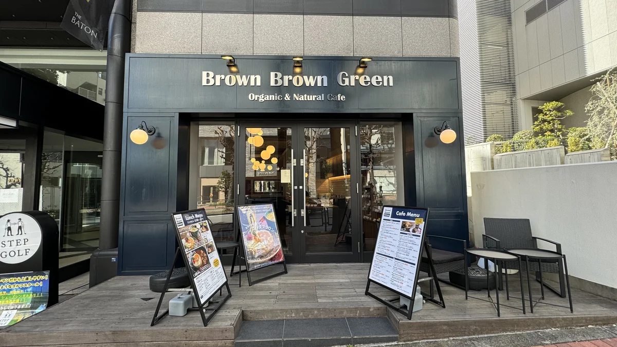 Brown Brown Greenの外観とランチメニュー看板