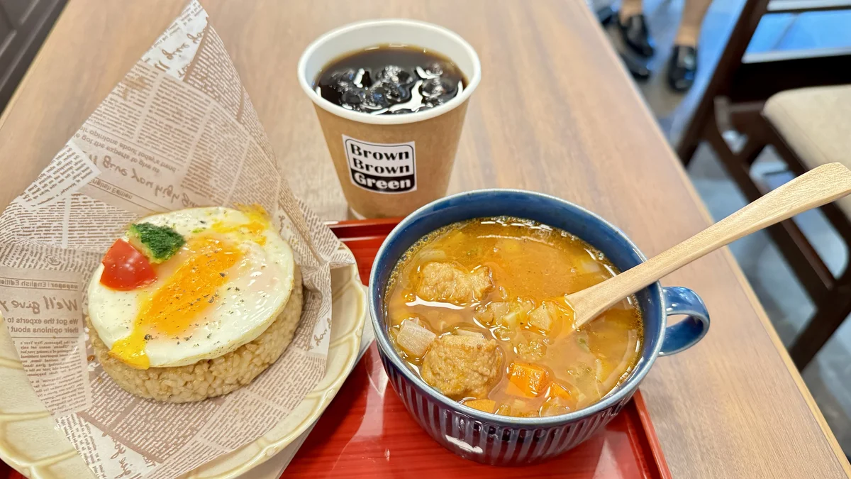 エッグブラウンとスープ、アイスコーヒーのセット