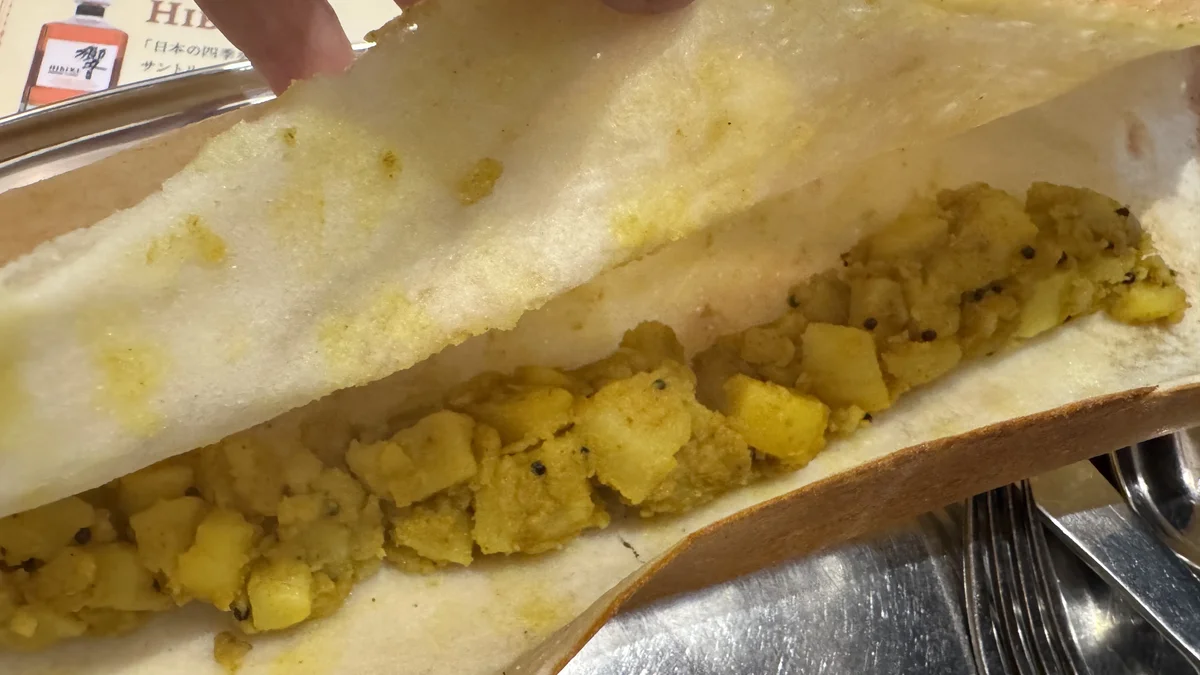 ドサの中に入ったカレー味のじゃがいも