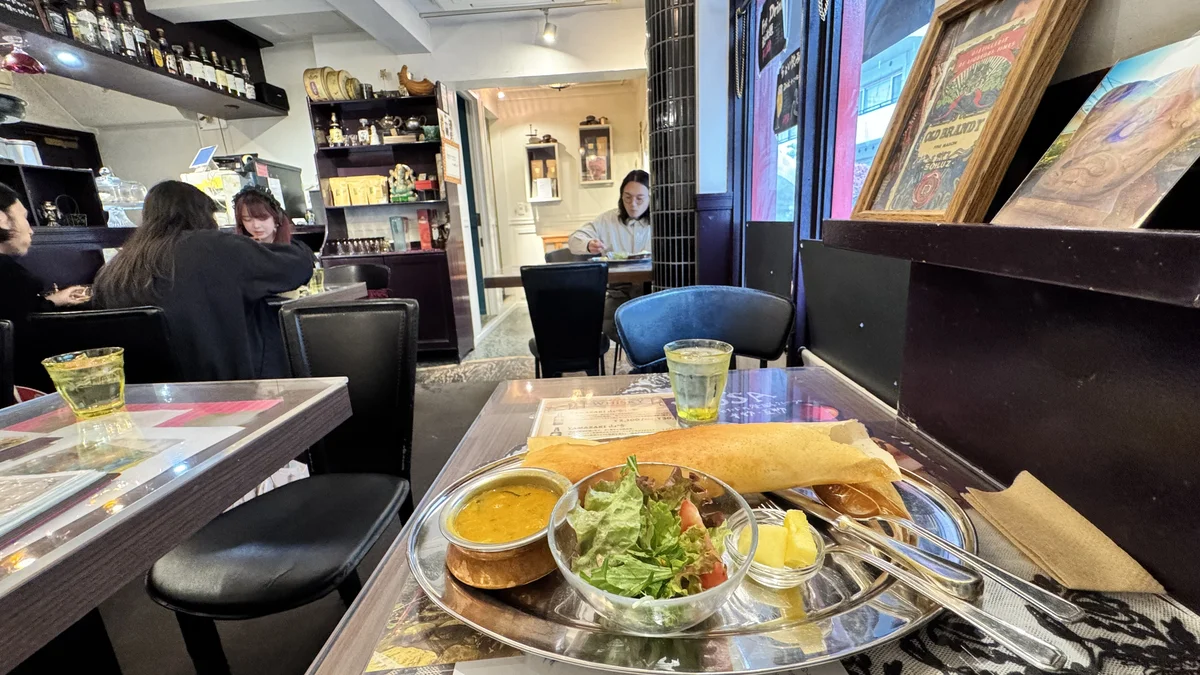 ドサを手前に店内を眺めた様子