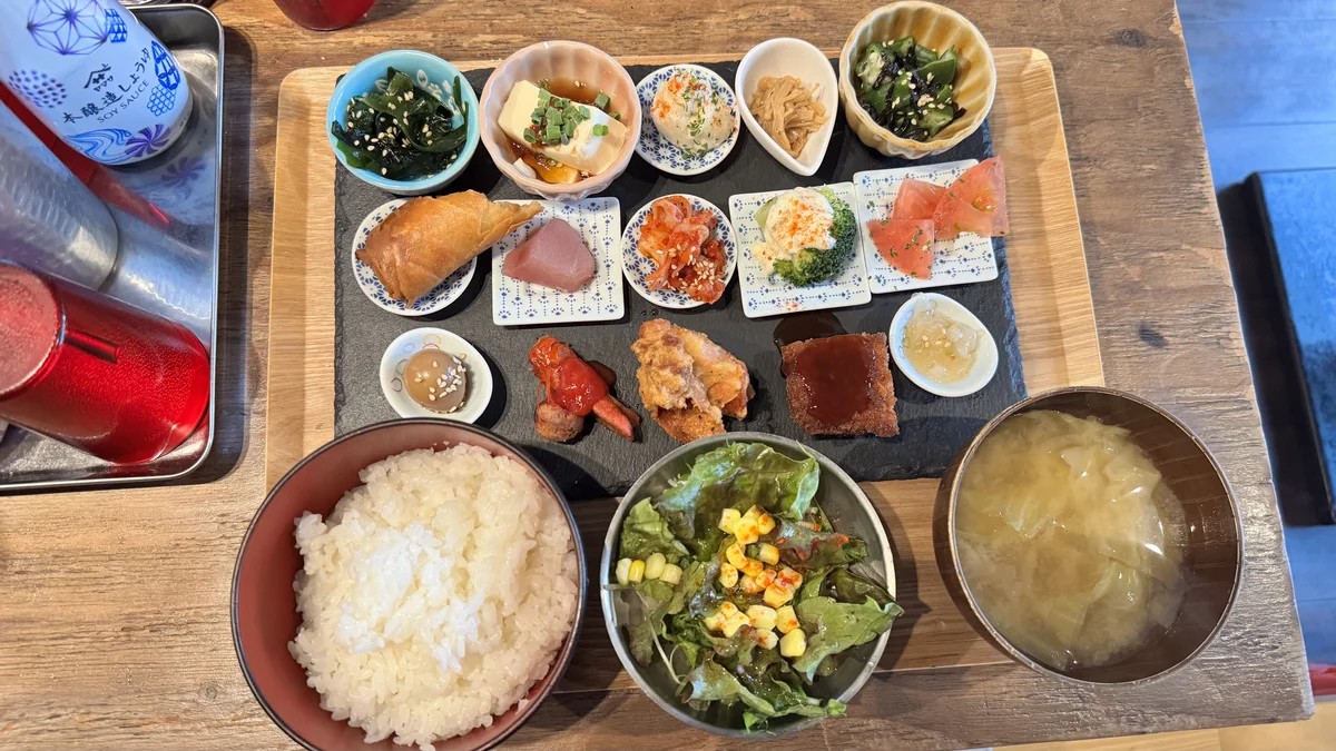 A Review of One of Harajuku’s Cheapest Lunch Sets: 15-Item Set Meal for 1,000 Yen (Tax Included)! Chai Kuro Harajuku Hall