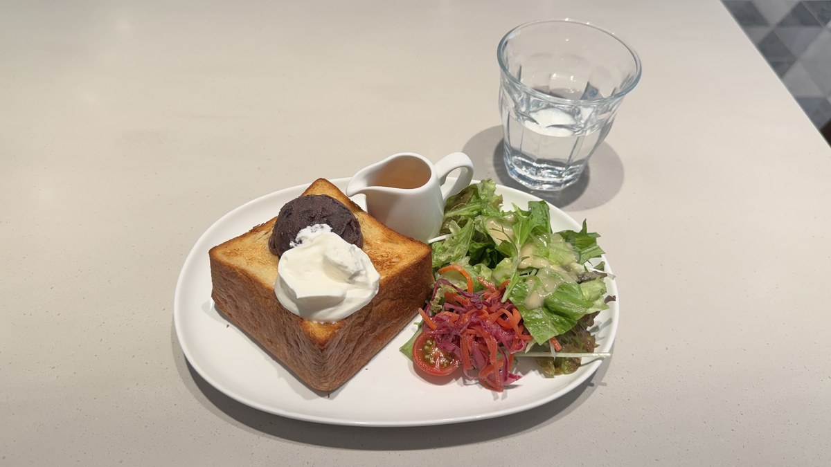 CLOVE DINING ROOMの塩ホイップとあんこのリッチトーストを真上から撮影。あんこと生クリーム、メープルシロップのピッチャー、サラダ、水