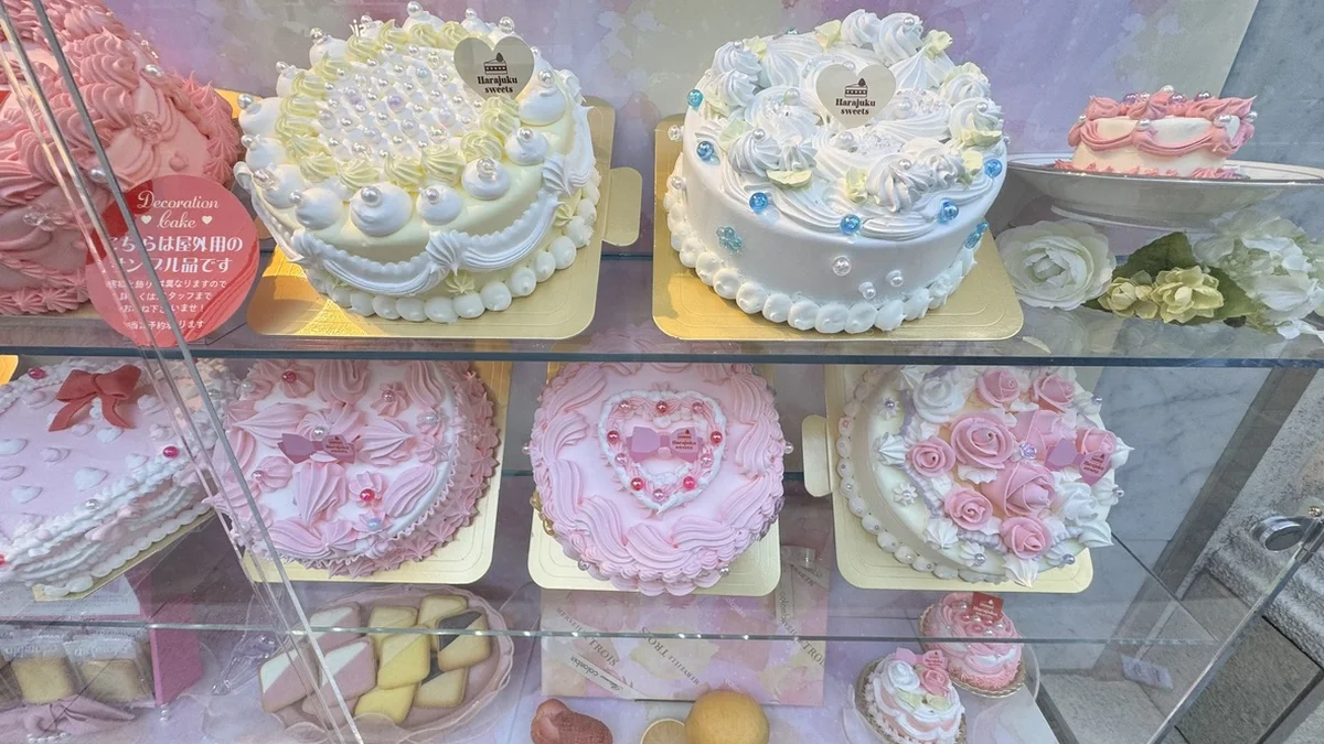 Harajaku Sweetsの黄色と白のデコレーションケーキ詳細