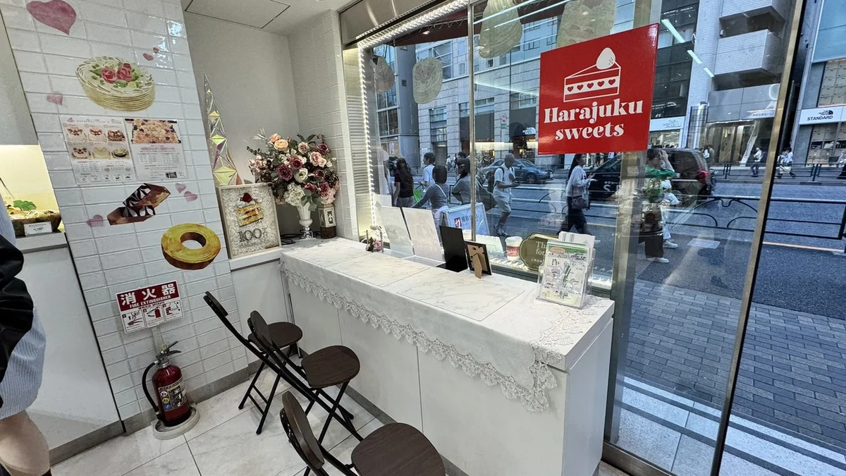イートインカウンター3席。メニューと花が飾られた上品な空間