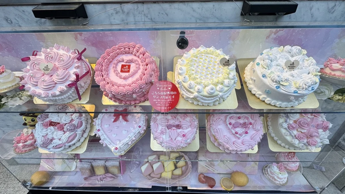 コロンバン原宿スイーツ ショーケース。ピンク系のホールケーキが豊富に並ぶ