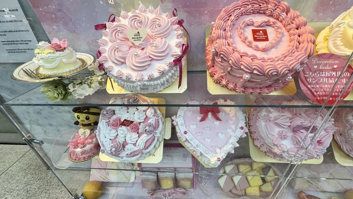 コロンバン原宿スイーツ ショーケース全景。ピンク系・サーモン色系のケーキが充実