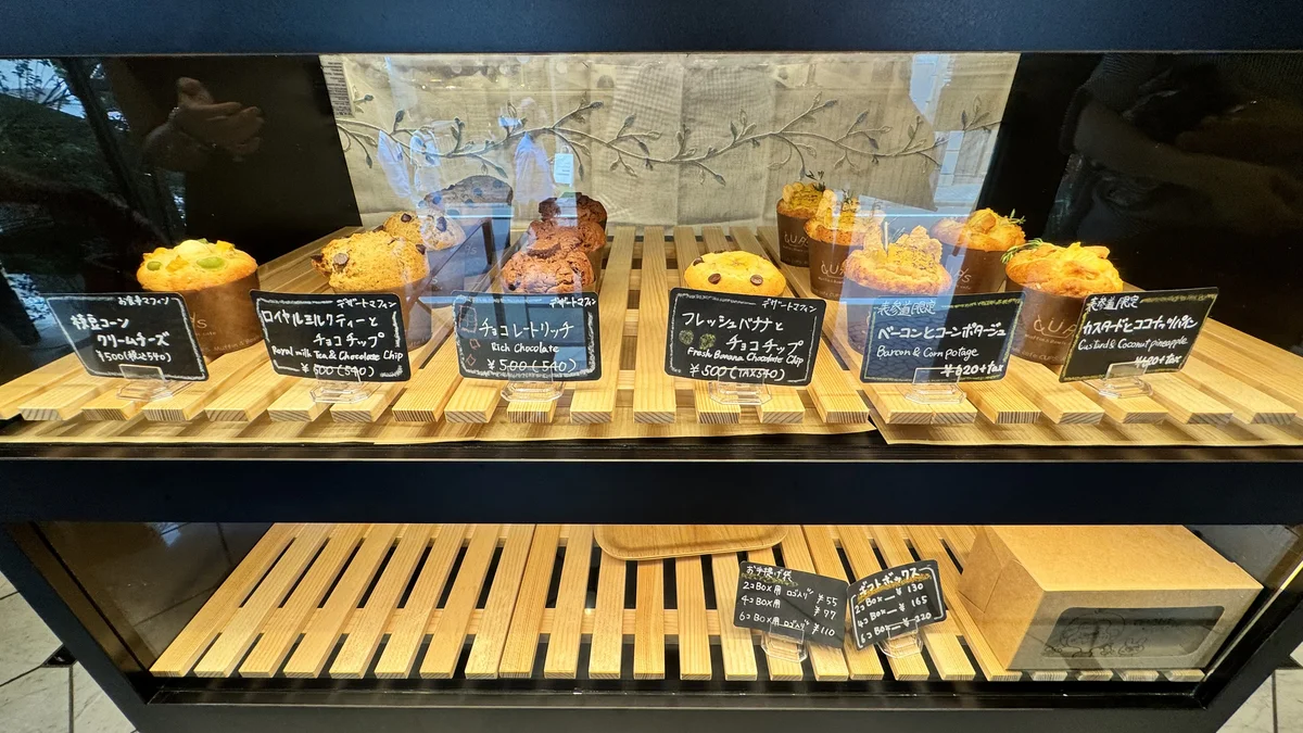 CUPS 表参道店のマフィン陳列ケース拡大。枝豆コーンクリームチーズやチョコレートリッチなど各種マフィン