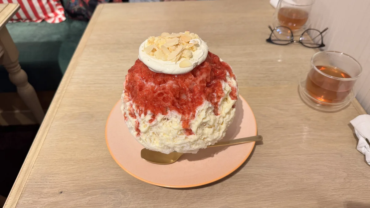 CUPS 表参道店のいちごタルトかき氷。苺ソースと練乳がかかったかき氷にカスタードクリームとアーモンドをトッピング