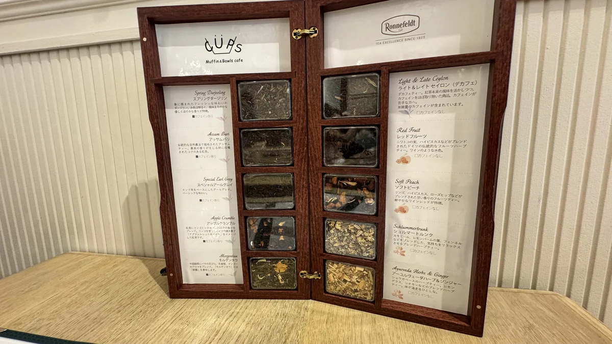 CUPS 表参道店のロンネフェルト紅茶メニューボード。スプリングダージリンやアップルクランブルなど各種茶葉