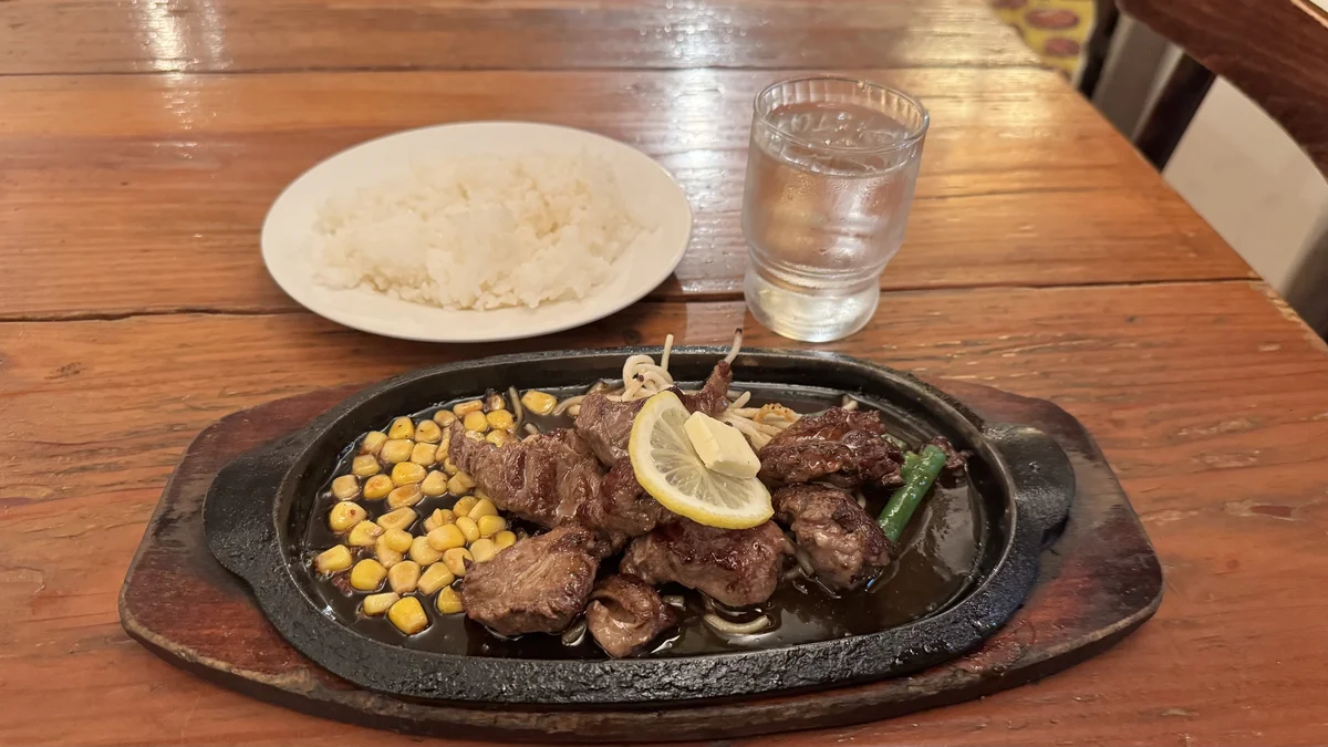 グリム原宿店のステーキとライス、お水のセット