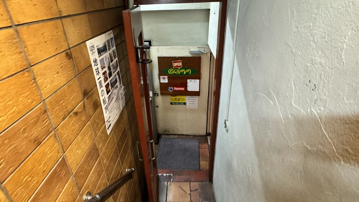 地下2階のグリム原宿店入口ドア