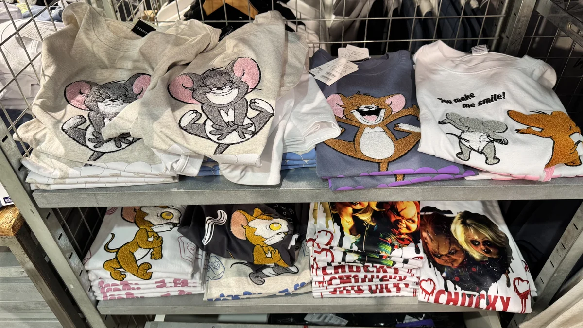 ジーンズメイト内のキャラクターグッズ販売コーナー全景