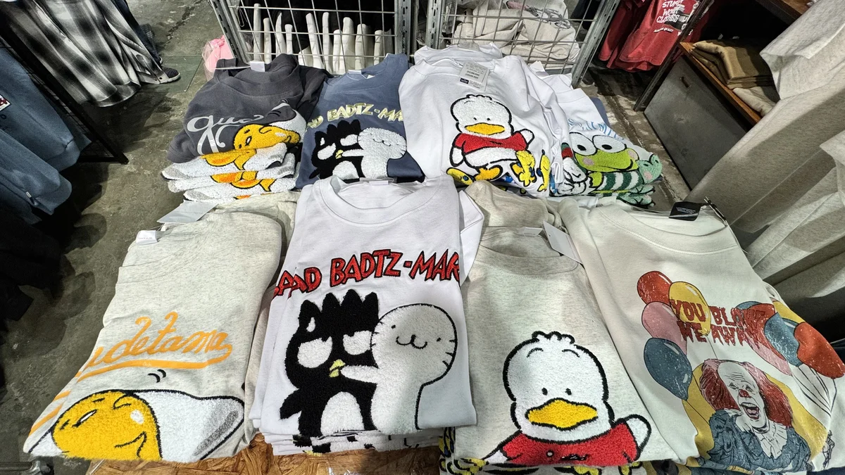 アニメキャラクターTシャツ販売コーナー。BADTZ-MARU、マウスキャラなど豊富なラインナップ