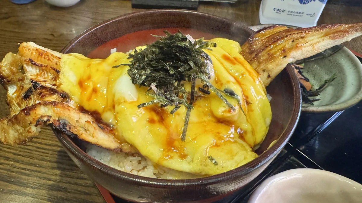會水庵の焼穴子玉子ふはふは丼の拡大。丼からはみ出る炭火焼きの穴子とふわとろ玉子、刻み海苔
