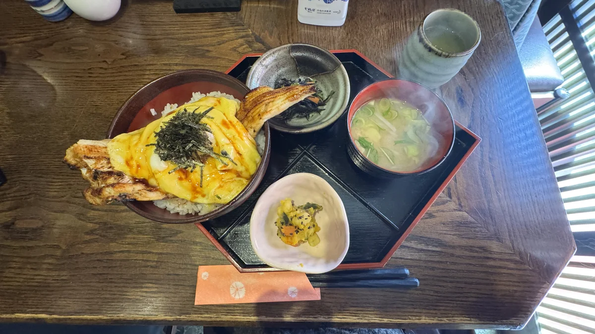 會水庵の焼穴子玉子ふはふは丼と小鉢2品、なめこ汁、お茶がのった御膳一式