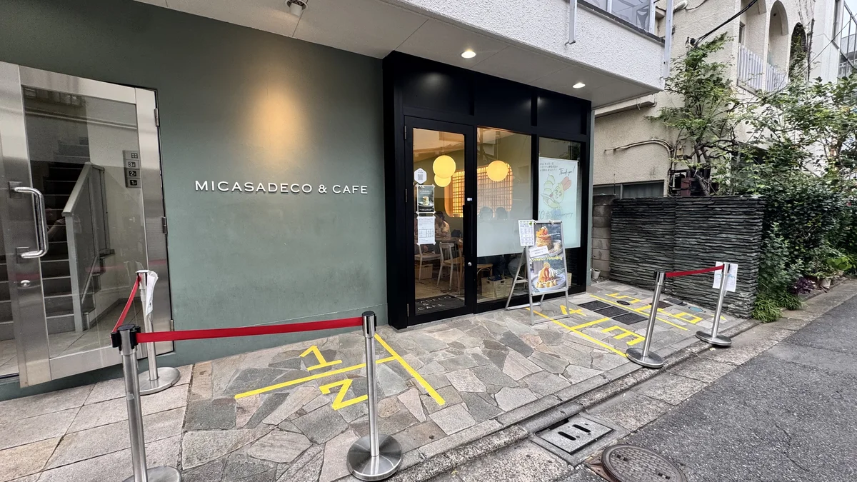 ミカサデコ&カフェ神宮前店の外観。「MICASADECO & CAFE」のロゴと黒い扉、Summer Pancakesの案内看板
